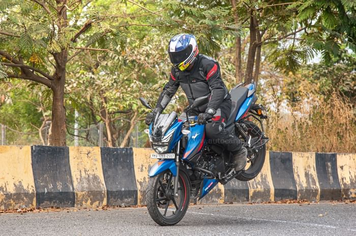 TVS Apache RTR 160 2V review: Still worth considering? TVS Apache RTR 160 2V review: price, mileage, features, performance, engine.